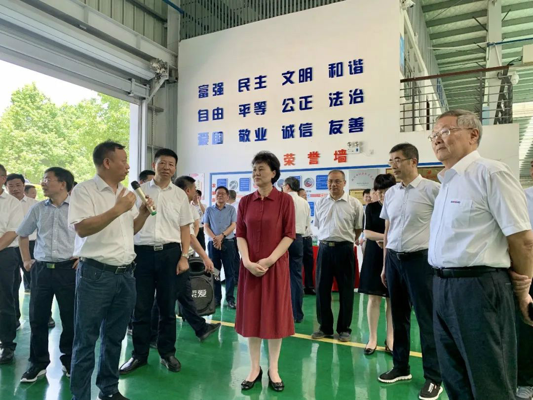 省委常委、统战部部长黄兰香考察调研龙8头号玩家科技