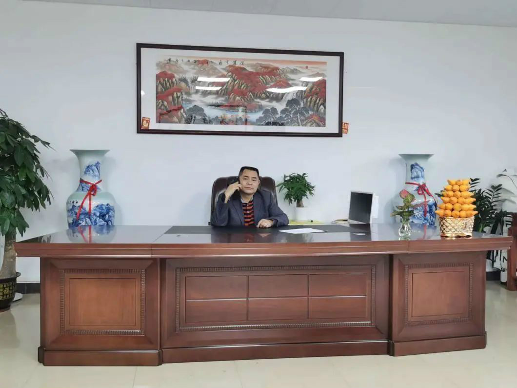 从事基础施工32年的老行家为龙8头号玩家智能旋挖钻机代言