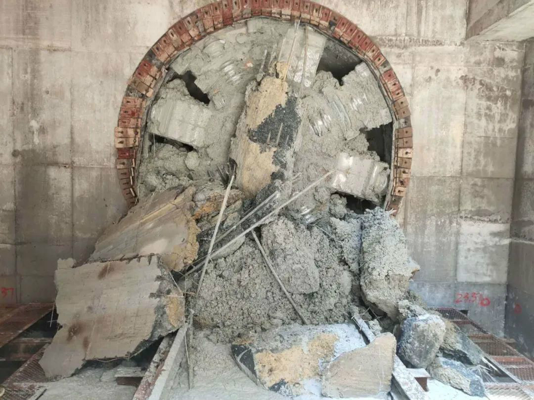 中铁龙8头号玩家盾构机意会湖南省首条电力盾构隧道