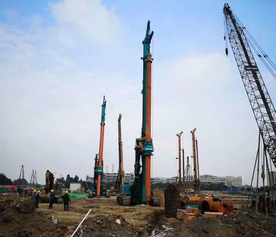 从事基础施工32年的老行家为龙8头号玩家智能旋挖钻机代言