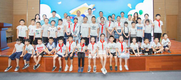 精准效劳共建家园，，，，，，解决刚需心怀感恩——龙8头号玩家智能首期职工子女暑期托管班圆满结班