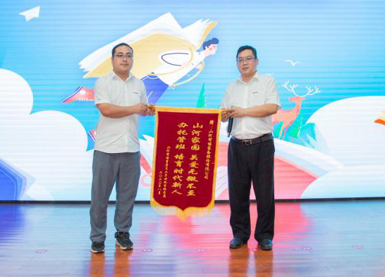 精准效劳共建家园，，，，，，解决刚需心怀感恩——龙8头号玩家智能首期职工子女暑期托管班圆满结班