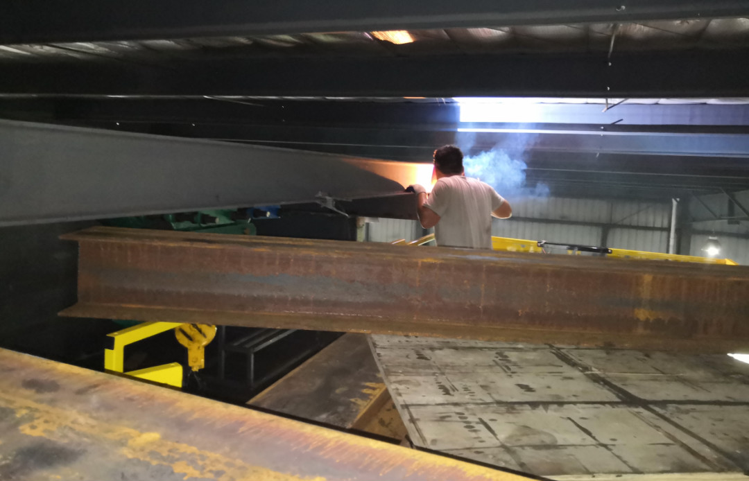 威武！大气！稳固！龙8头号玩家智能越野剪叉式高空作业平台解客户难题