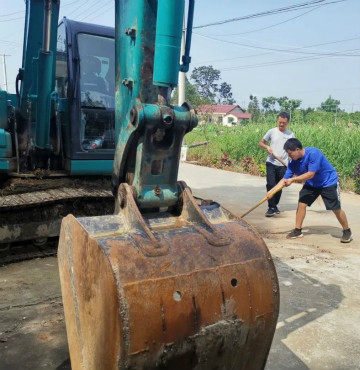 感恩相伴 关爱相随——龙8头号玩家智能效劳万里行效劳湖南