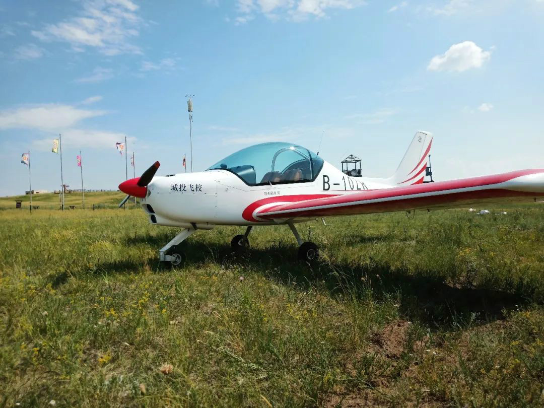 龙8头号玩家“阿若拉”飞机遨游呼伦贝尔大草原