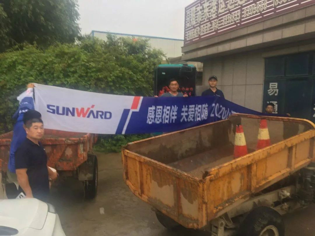 感恩相伴 关爱相随——龙8头号玩家智能效劳万里行走进豫鲁黔