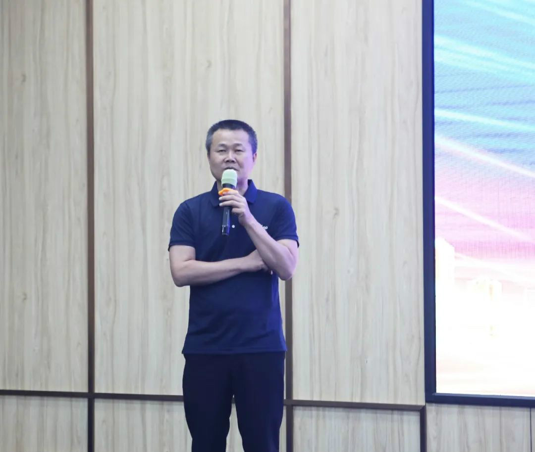 以强执行力聚焦基础能力建设 向挖掘机万台俱乐部迈进——龙8头号玩家智能2020年挖掘机经销商半年度聚会圆满召