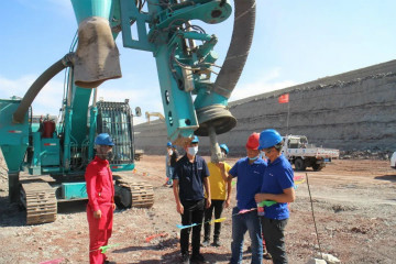 晚上八九点钟的太阳——龙8头号玩家智能效劳万里行新疆纪实