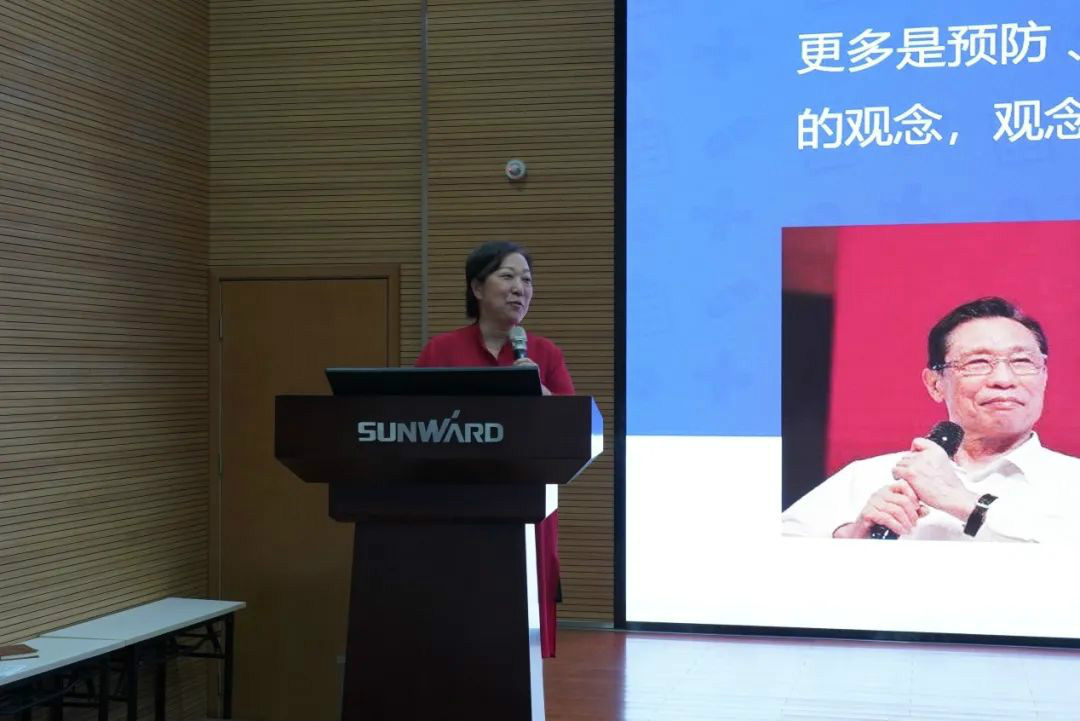 关爱科技事情者康健——康健科普进企业走进龙8头号玩家智能