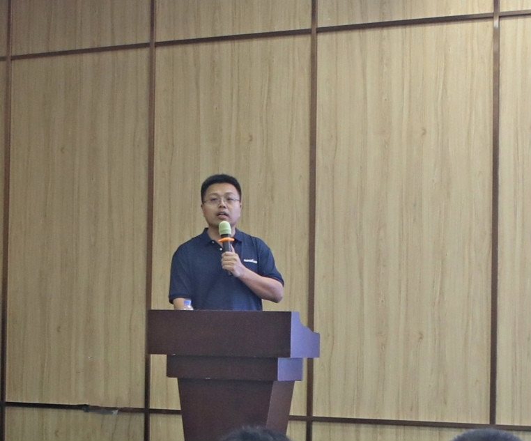 以强执行力聚焦基础能力建设 向挖掘机万台俱乐部迈进——龙8头号玩家智能2020年挖掘机经销商半年度聚会圆满召