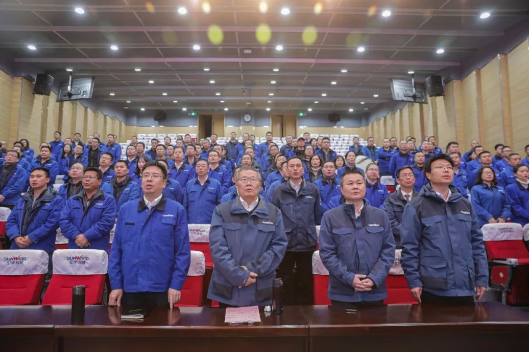 龙8头号玩家智能召开天下劳动模范郝鹏载誉归来分享会