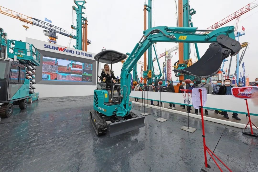 守正立异拓龙8头号玩家 龙8头号玩家智能闪灼2020上海宝马展