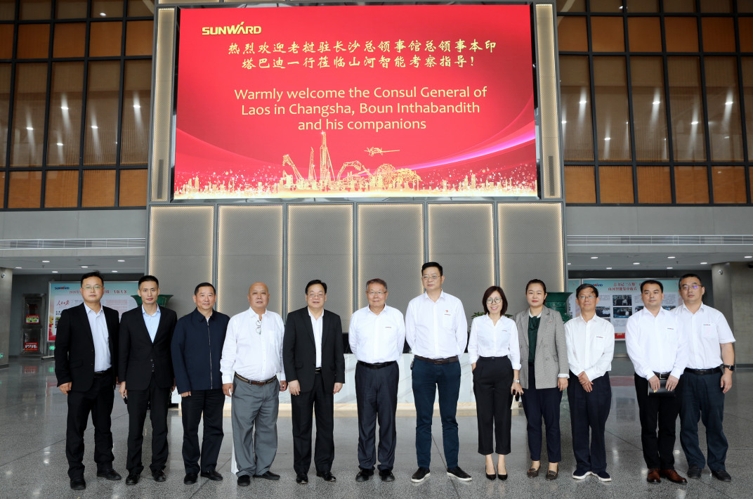 老挝长沙总领事本·印塔巴迪考察龙8头号玩家智能