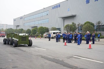 消防救援局考察龙8头号玩家智能无人化应抢救援装备