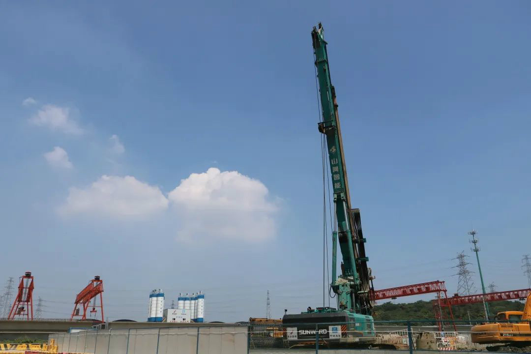 从业20多年的他，，，，，，为何对龙8头号玩家智能旋挖钻机情有独钟