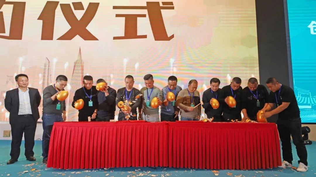 百台装备，，，，，，，，成交额3.6亿！龙8头号玩家智能“圈粉”六朝古都