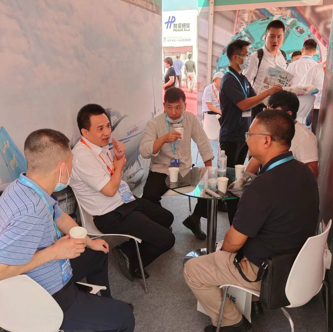 龙8头号玩家智能高空作业装备“吸睛”雄安展