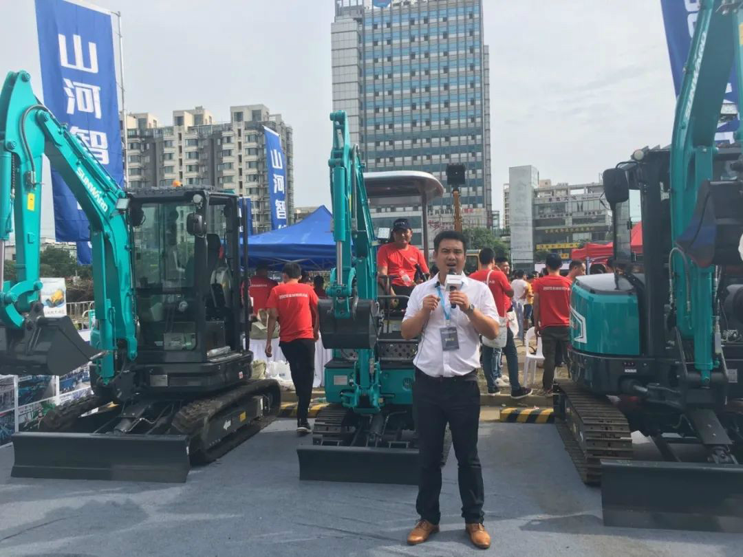 2020全球微挖大会 龙8头号玩家智能精品微挖赢得满堂彩