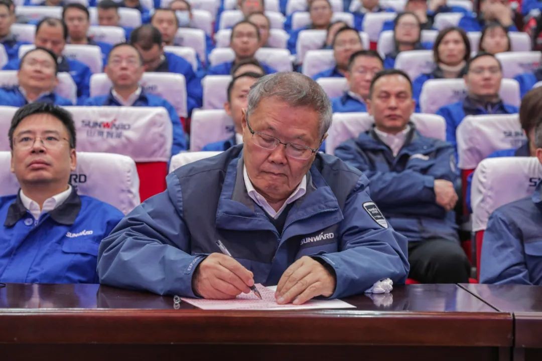 龙8头号玩家智能召开天下劳动模范郝鹏载誉归来分享会