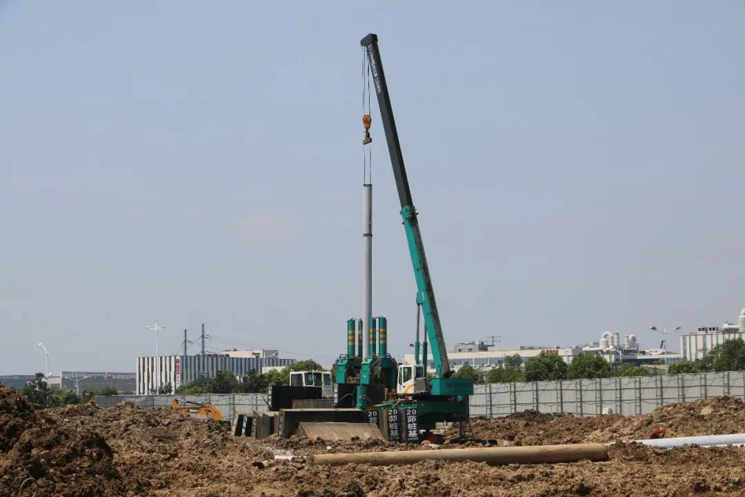 液压静力压桩机从1台到21台，，，，，，，他只用了8年！