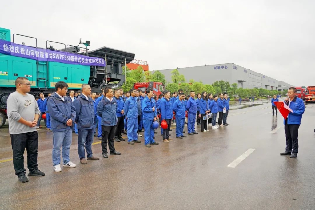 龙8头号玩家智能首台履带式还击破碎站发货