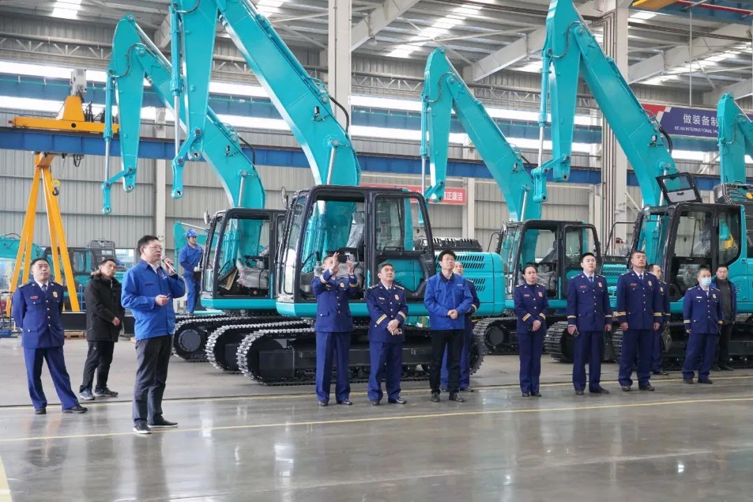 消防救援局考察龙8头号玩家智能无人化应抢救援装备