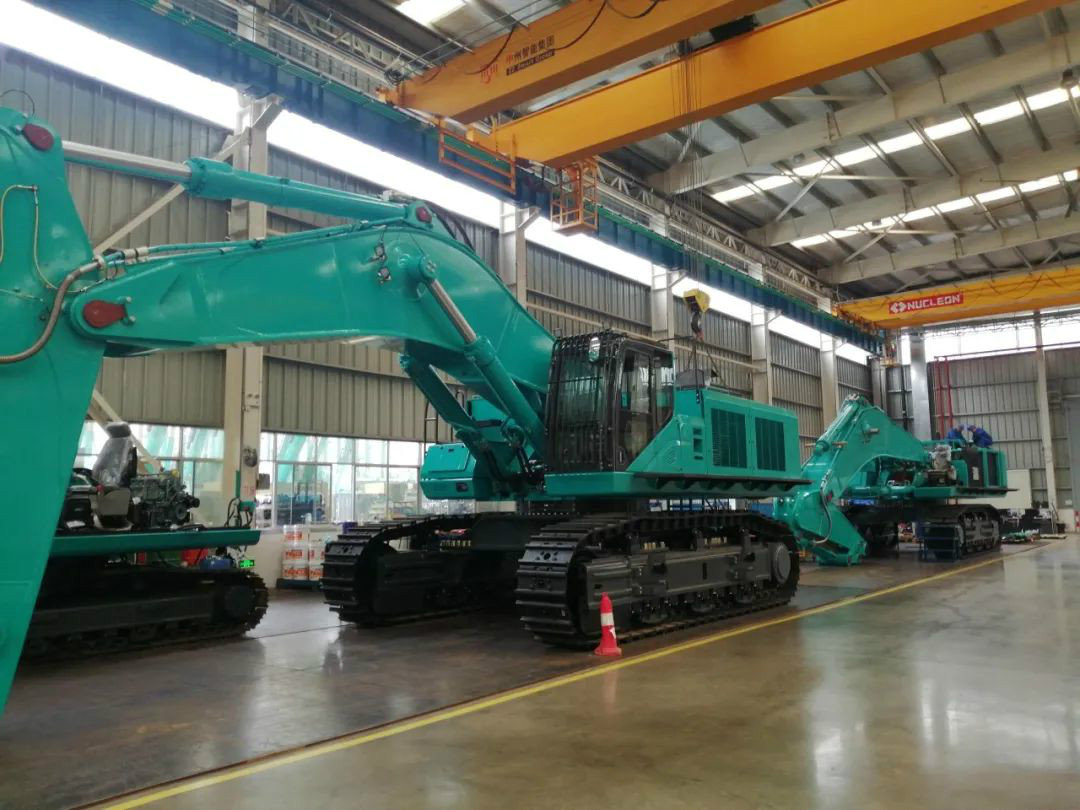 立异再出效果！龙8头号玩家智能超大型履带式液压挖掘机下线