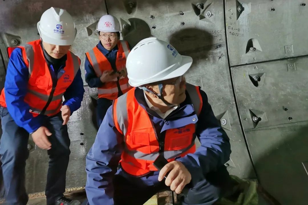 何清华亲临中铁龙8头号玩家盾构施工项目指导事情