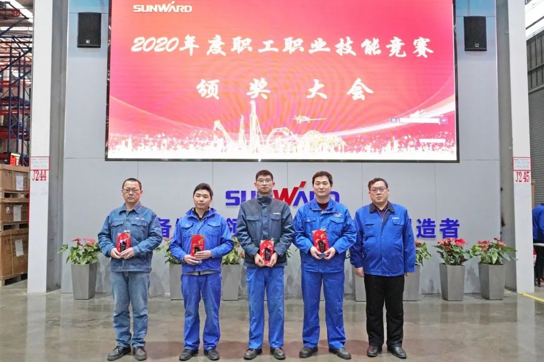 向能工巧匠致敬！龙8头号玩家智能给职业手艺竞赛优胜者颁奖