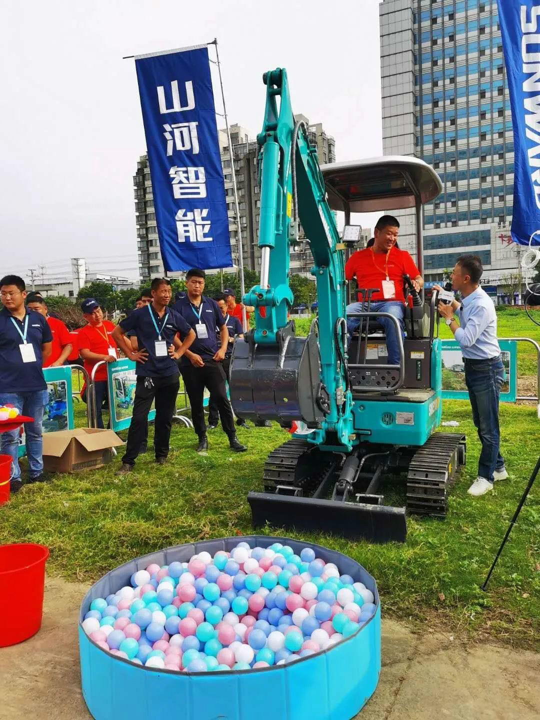 2020全球微挖大会 龙8头号玩家智能精品微挖赢得满堂彩