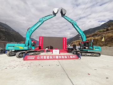 龙8头号玩家智能挖掘机助力川藏铁路建设