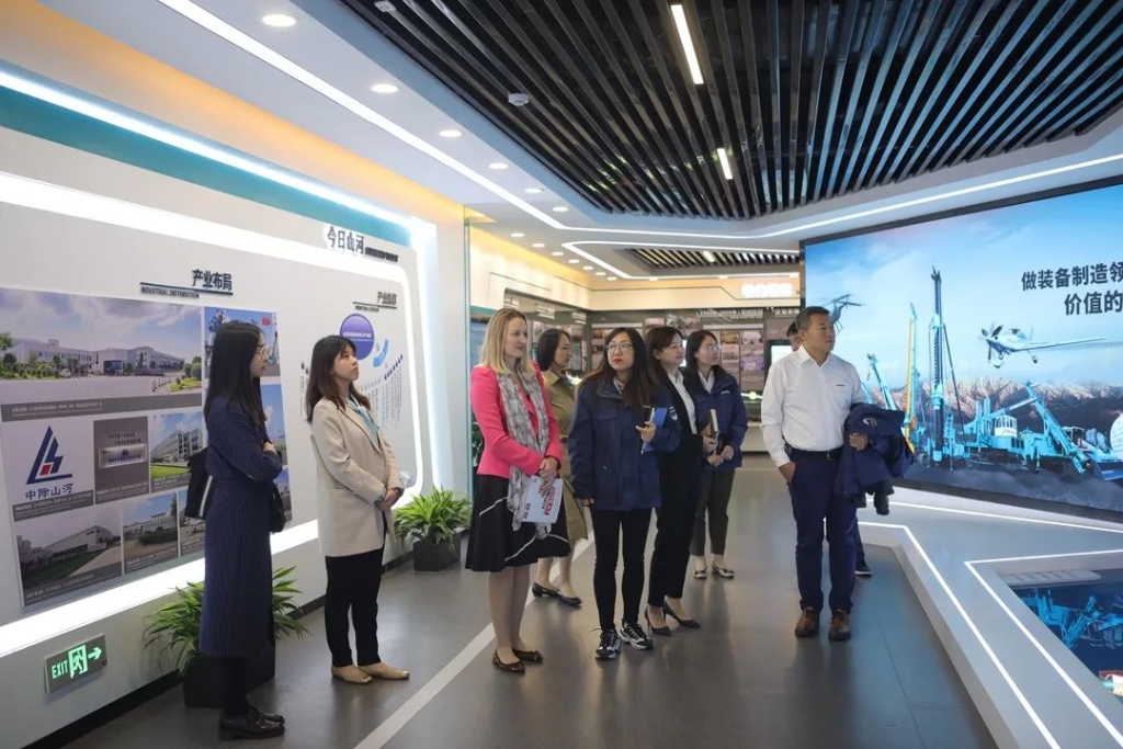 英国驻广州总领事贺颂雅考察龙8头号玩家智能