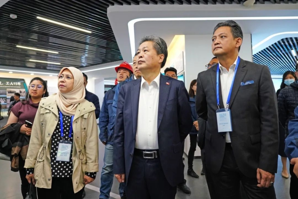 东盟联合参访团考察龙8头号玩家智能