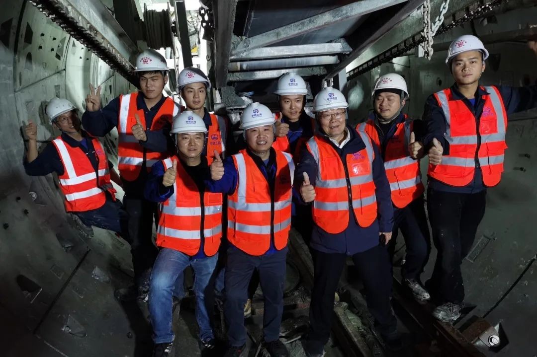 何清华亲临中铁龙8头号玩家盾构施工项目指导事情