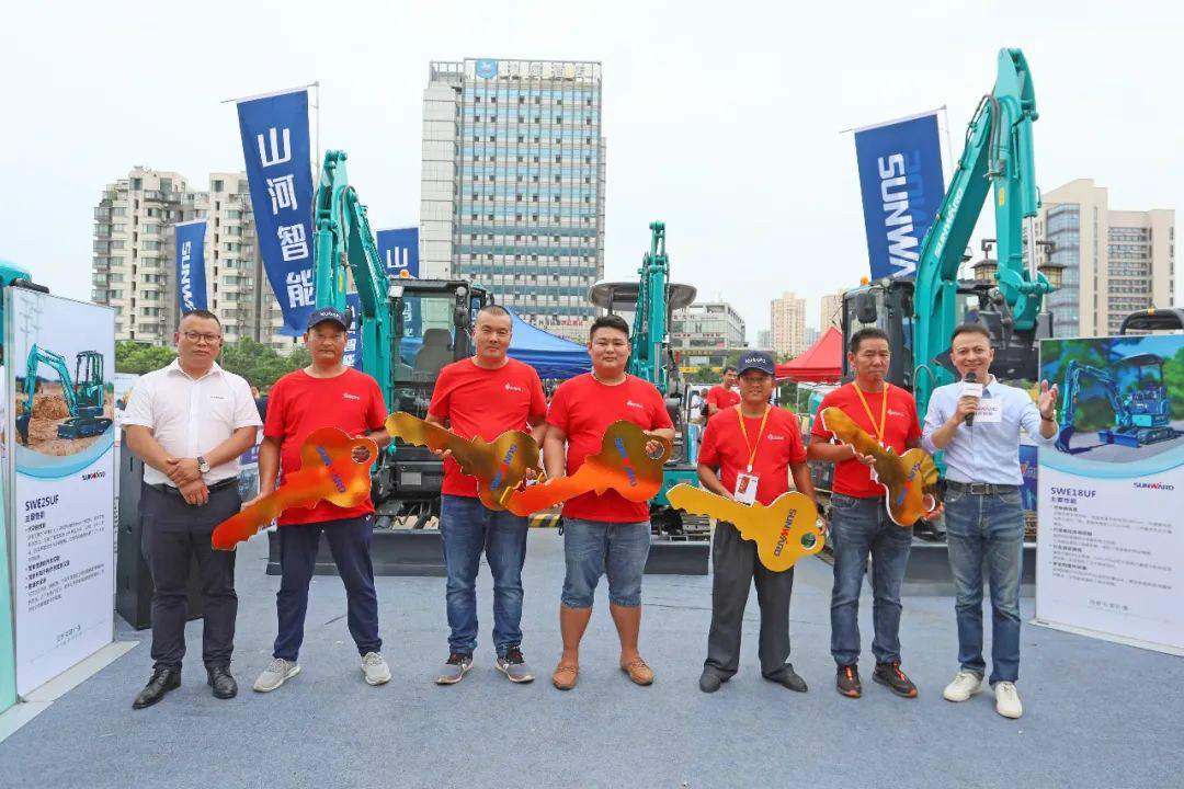 2020全球微挖大会 龙8头号玩家智能精品微挖赢得满堂彩