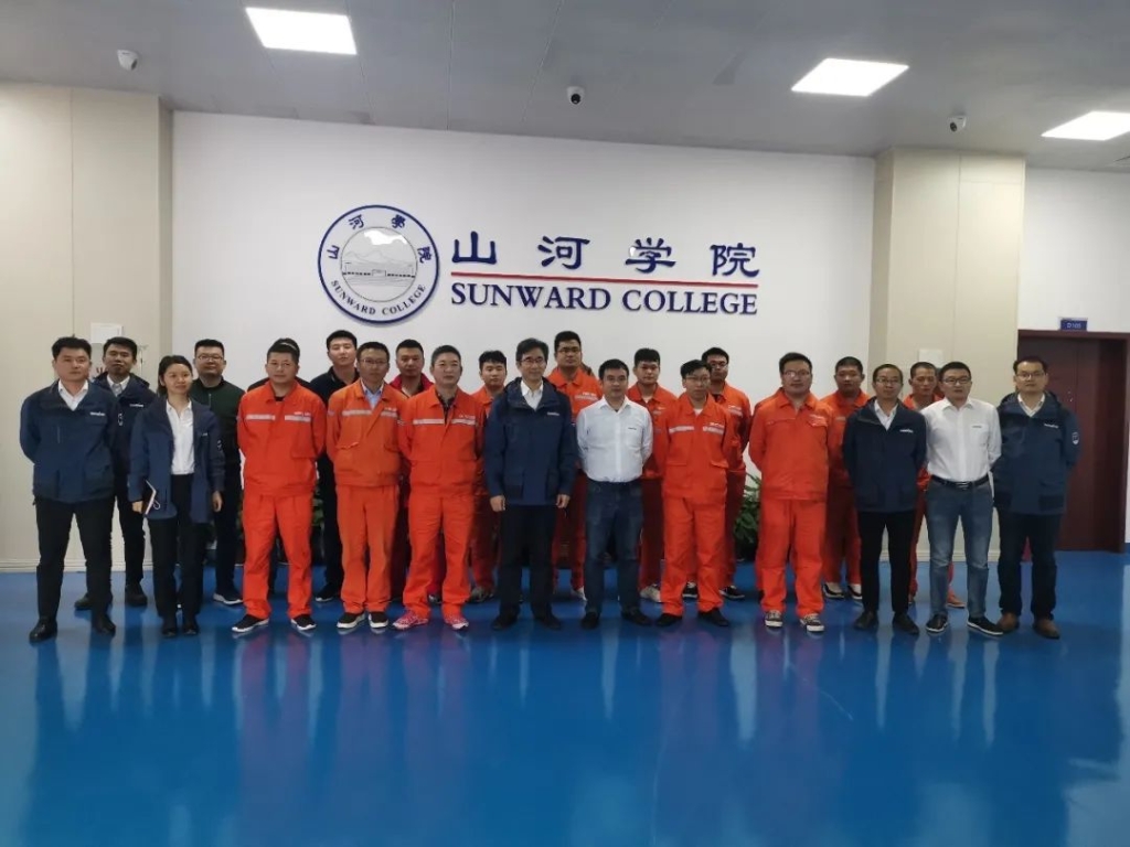 做龙8头号玩家的客户，，，，，我们宠你！ ——葛洲坝易普力公司项目向导及主干凿岩产品知识培训