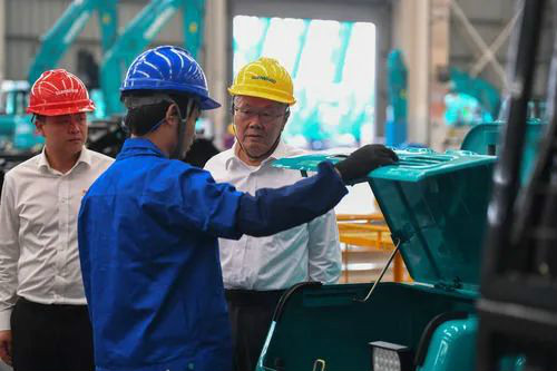 “智慧工厂”引领“生产节奏”——走进龙8头号玩家智能一探事实