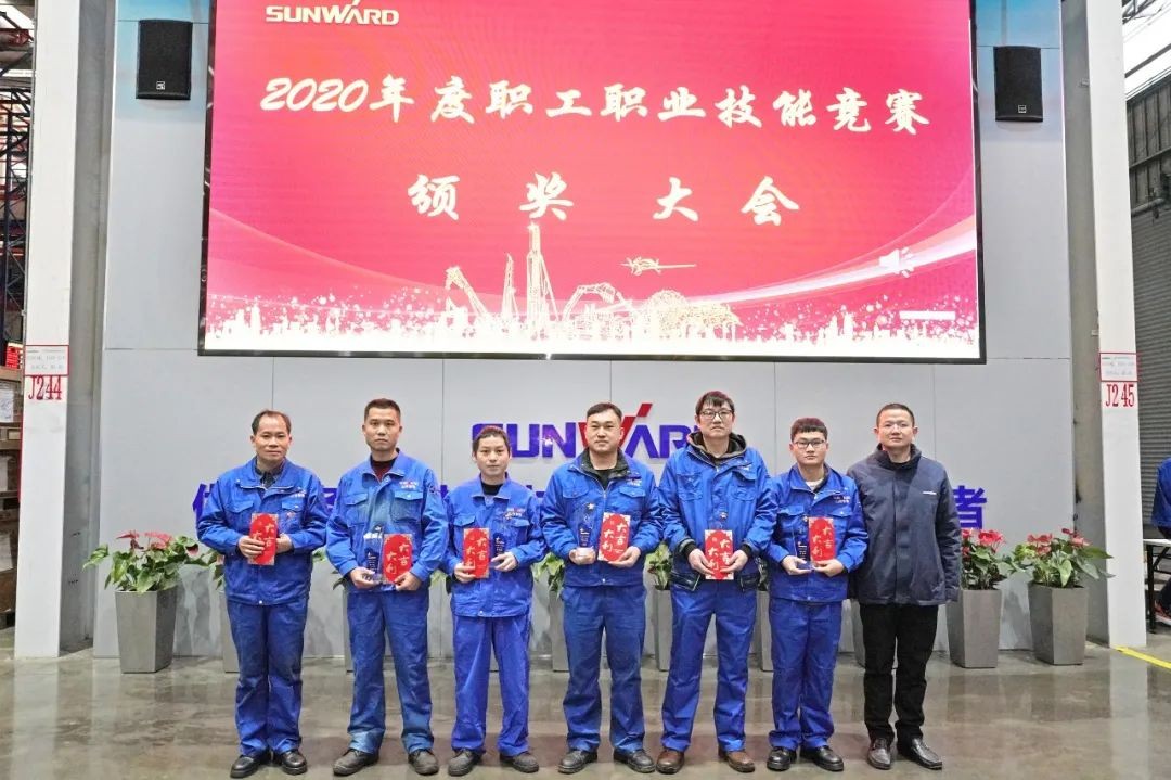 向能工巧匠致敬！龙8头号玩家智能给职业手艺竞赛优胜者颁奖