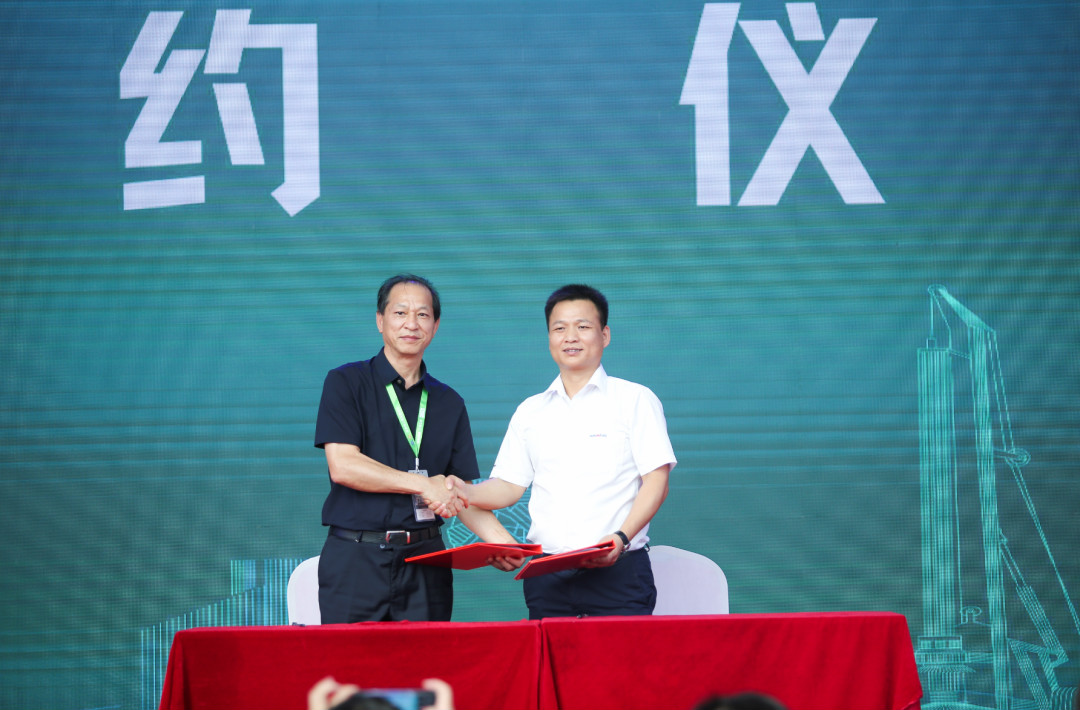 龙8头号玩家智能天下客户交流会在深基础工程生长论坛会场举行