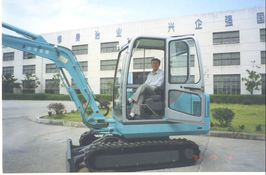 以先导式立异实现挖掘机从无到有，，，，，，，从小到大，，，，，，，从大到强！