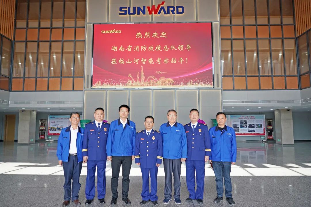 考察无人化妆备 高宁宇到访龙8头号玩家智能