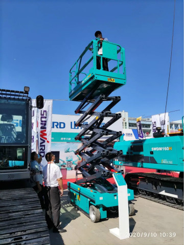 龙8头号玩家智能高空作业装备“吸睛”雄安展