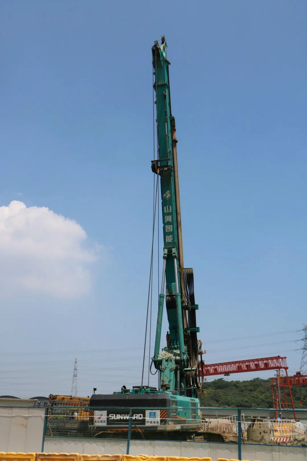 从业20多年的他，，，，，，为何对龙8头号玩家智能旋挖钻机情有独钟