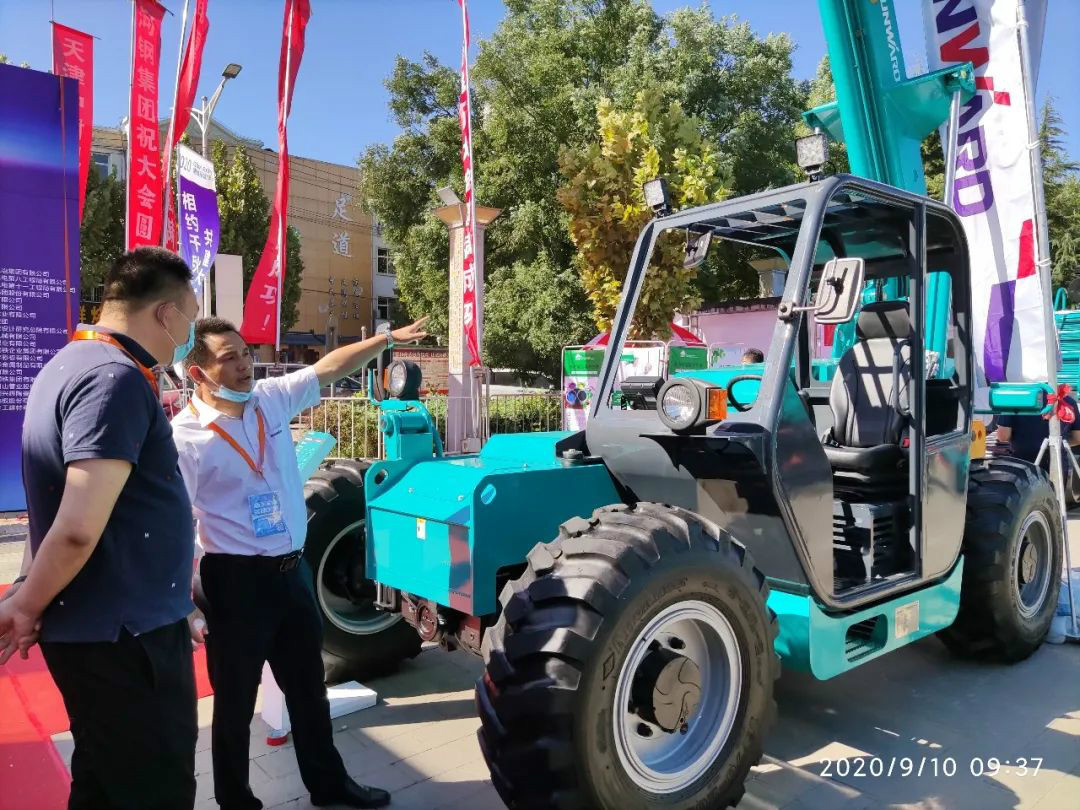 龙8头号玩家智能高空作业装备“吸睛”雄安展