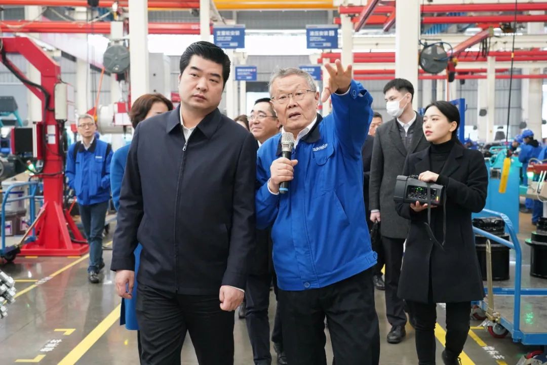 湘江集团党委书记张利刚率队考察龙8头号玩家智能