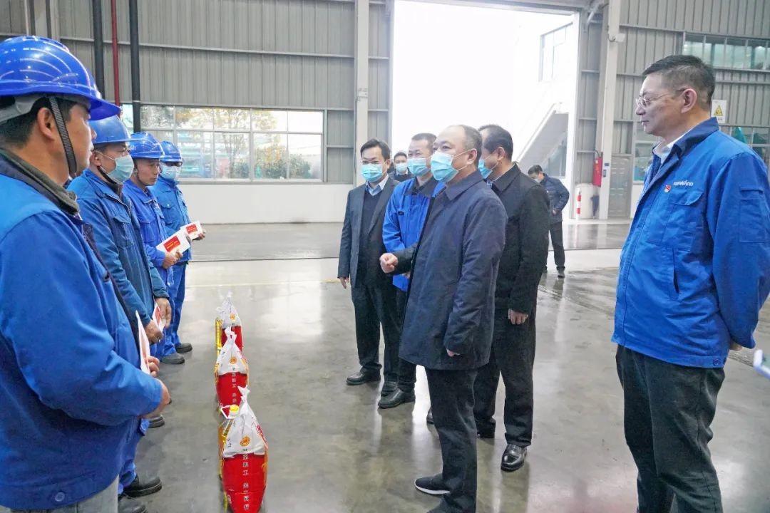 张庆红慰问龙8头号玩家智能难题党员