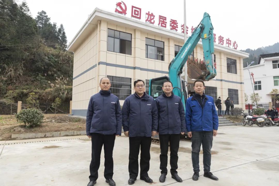 校企相助精准扶贫，，，，，，产教融合振兴墟落 | 龙8头号玩家智能向相助院校对口扶贫点捐赠挖掘机