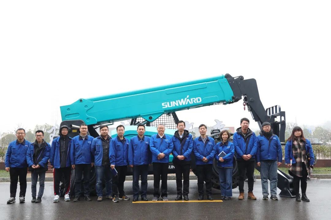 龙8头号玩家智能SWTH1056伸缩臂叉装车新机下线