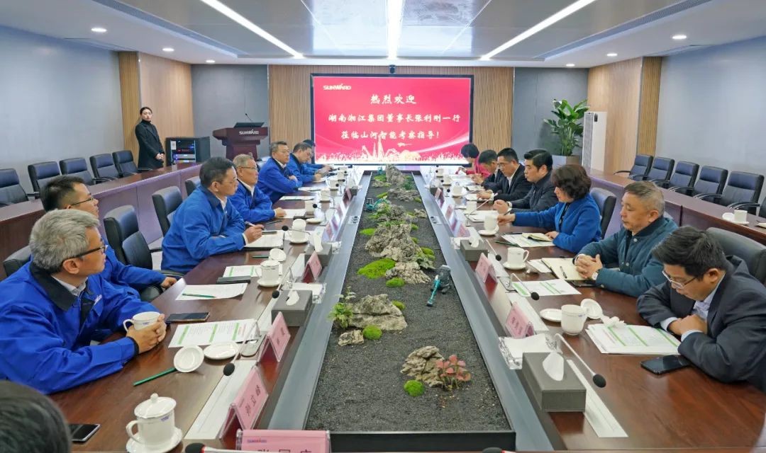 湘江集团党委书记张利刚率队考察龙8头号玩家智能