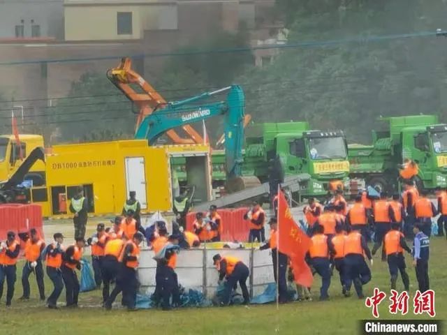 逍遥协同立体救援，，，，，龙8头号玩家智能无人化妆备亮相2021-北江流域防汛抢险综合演练